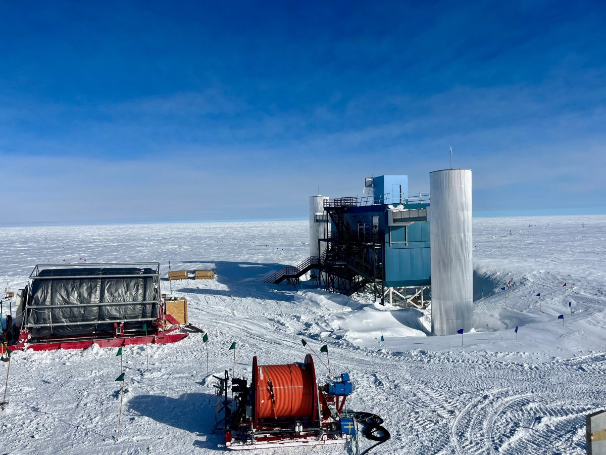 Das IceCube-Laborgebäude am Südpol in einer schneebedeckten Landschaft.